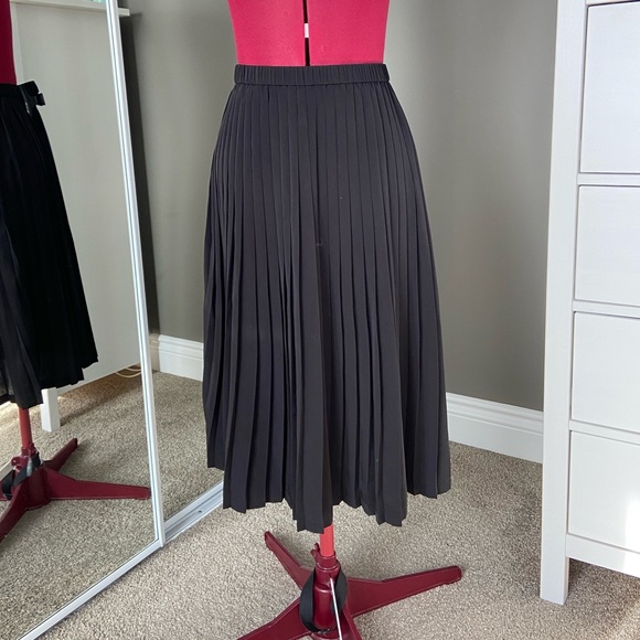 Banana Republic Dresses & Skirts - Banana Republic Midi Pleated Skirt